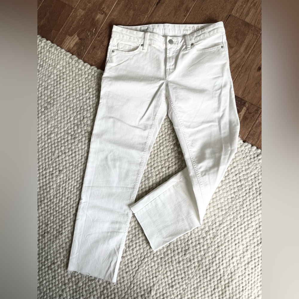 Gap Straight Ankle Jean with Raw Hem | White | Size 27/4